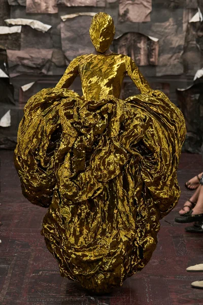 Look 10